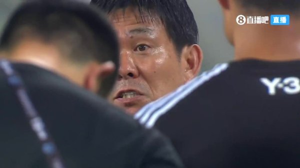 胜不足喜，日本6-1中国香港赛后，森保一聚集日本全队进行训话