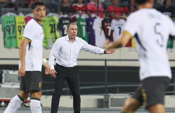 ：国足主练阵形  由4-4-2变为5-4-1，战日本可能变阵