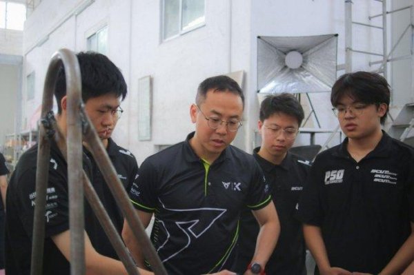 捷凯许家泰走进校园 与华南理工大学竞速队沟通