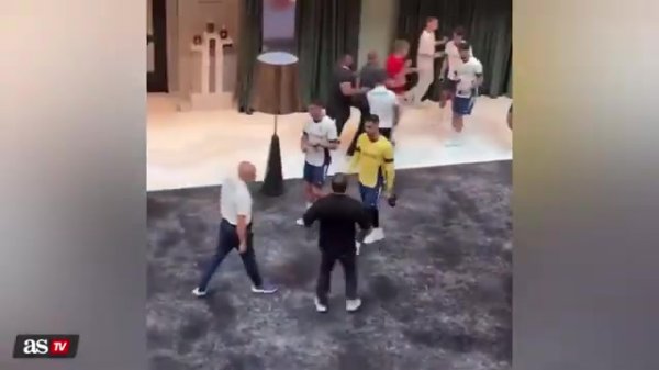 阿斯TV晒视频:一名球迷跑到C罗身边准备自拍,被C罗推开