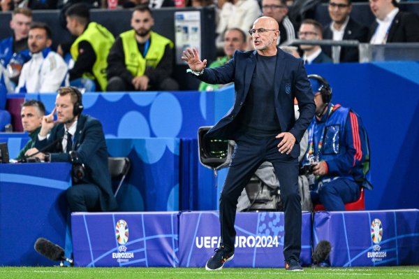 德拉富恩特执教西班牙25胜仅用33场，仅次于博斯克