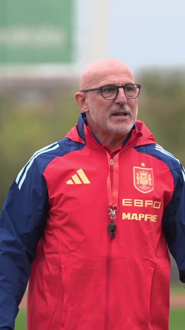 西班牙队练习  前向费兰颁发50场纪念运动活动    服