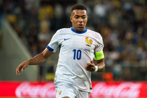 队报：姆巴佩带伤前往法国队报到 对黄潜让脚踝关节扭伤  轻微