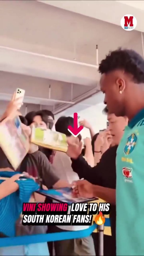 人气很高！维尼修斯巴西队练习  之前为球迷签名