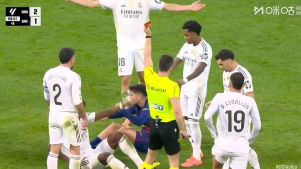 佩德里生涯首红！佩德里趟球过大吃到第2黄 此前拉拽维尼修斯染