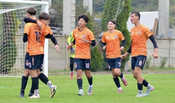 万项代表杜利亚伊古代足球    学院杆位并连进两球，球队2-