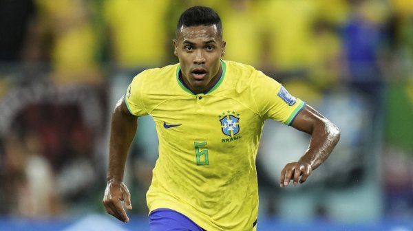 友情  赛后选择商业航班返回巴西，桑德罗：赛后好好休息非常重