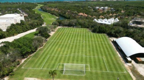 难得一见！墨西哥一处为世界杯赛  提供的练习  场竟缺了一角